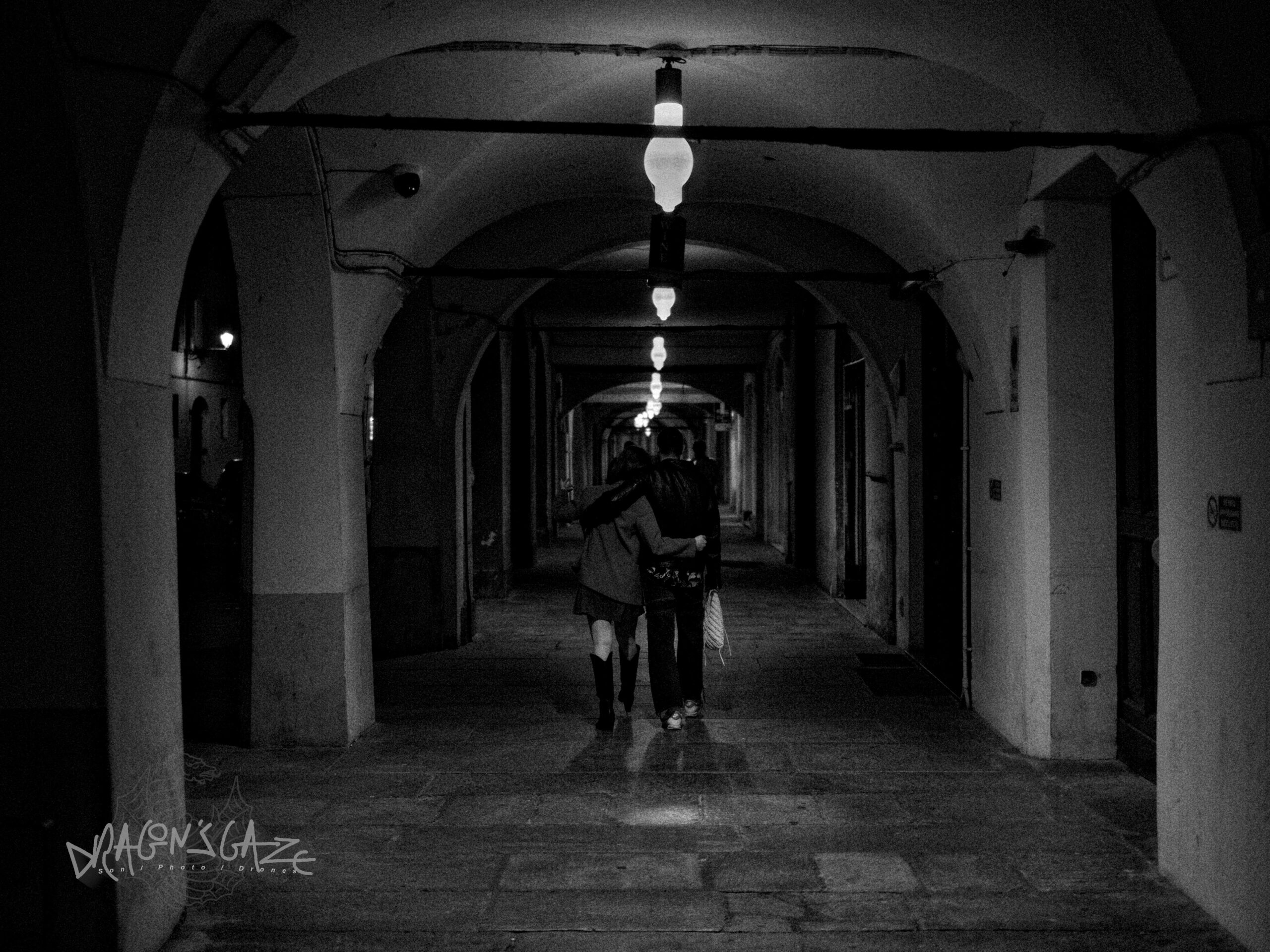 #reggioemilia, #streetphotography #italystreets, #outdoorphotography, #reggiostreets, #walkinginthestreets, #blackandwhitephotography, #blackwhitephotography, #atnight, #love
