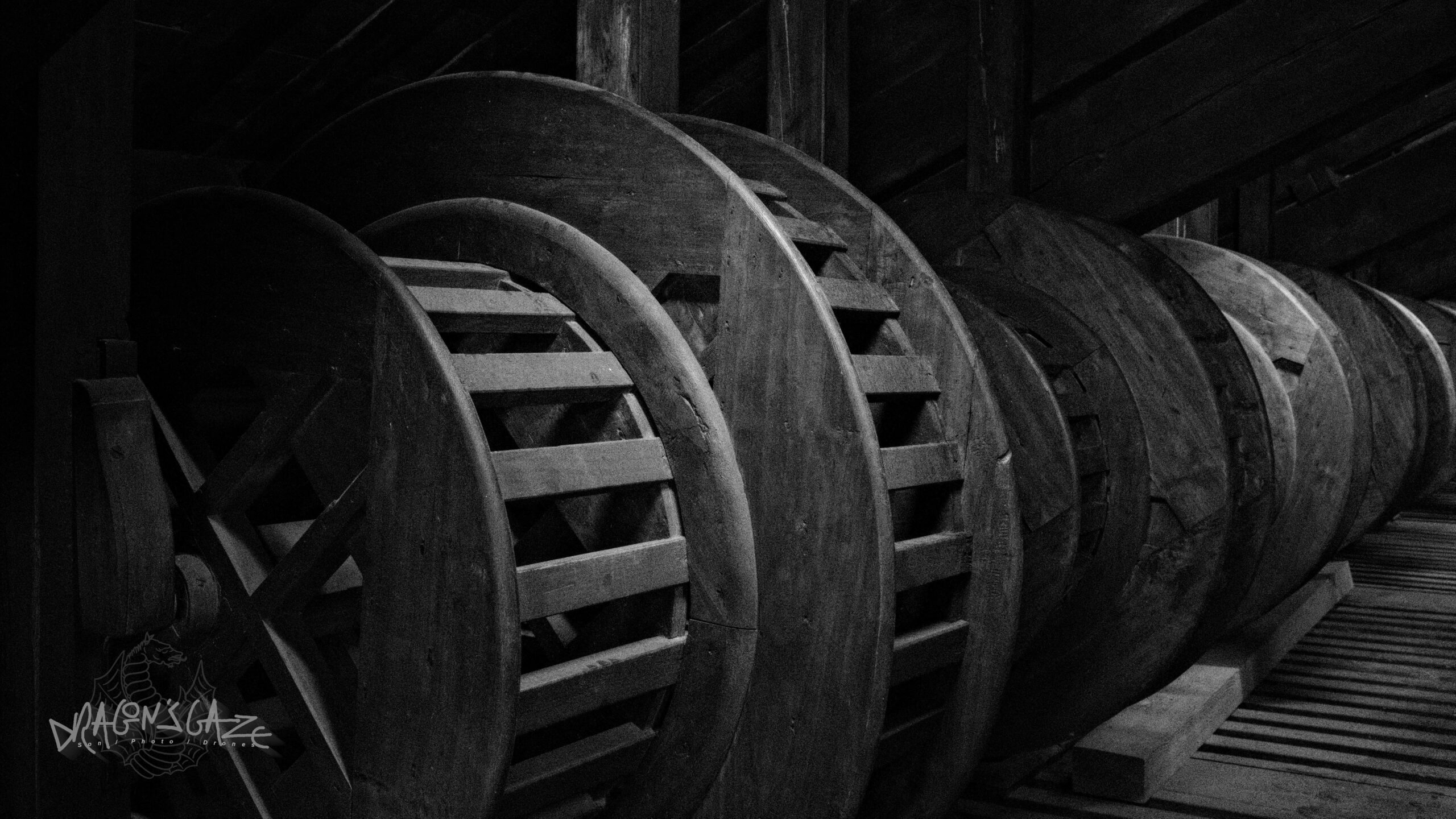 #reggio, #theatrealitalienne, #balletdeloperadelyon, #teatromunicipalevalli, #incredibleplace, #operamonamour, #oldtimes, #cintres, #grid, #gril, #tamboursadegradation, #machinerie, #blackandwhitephotography, #blackwhitephotography

Cintre du Teatro Municipale Valli, tambours à dégradation / Above the grid of the Teatro Municipale Valli, degradation drums.