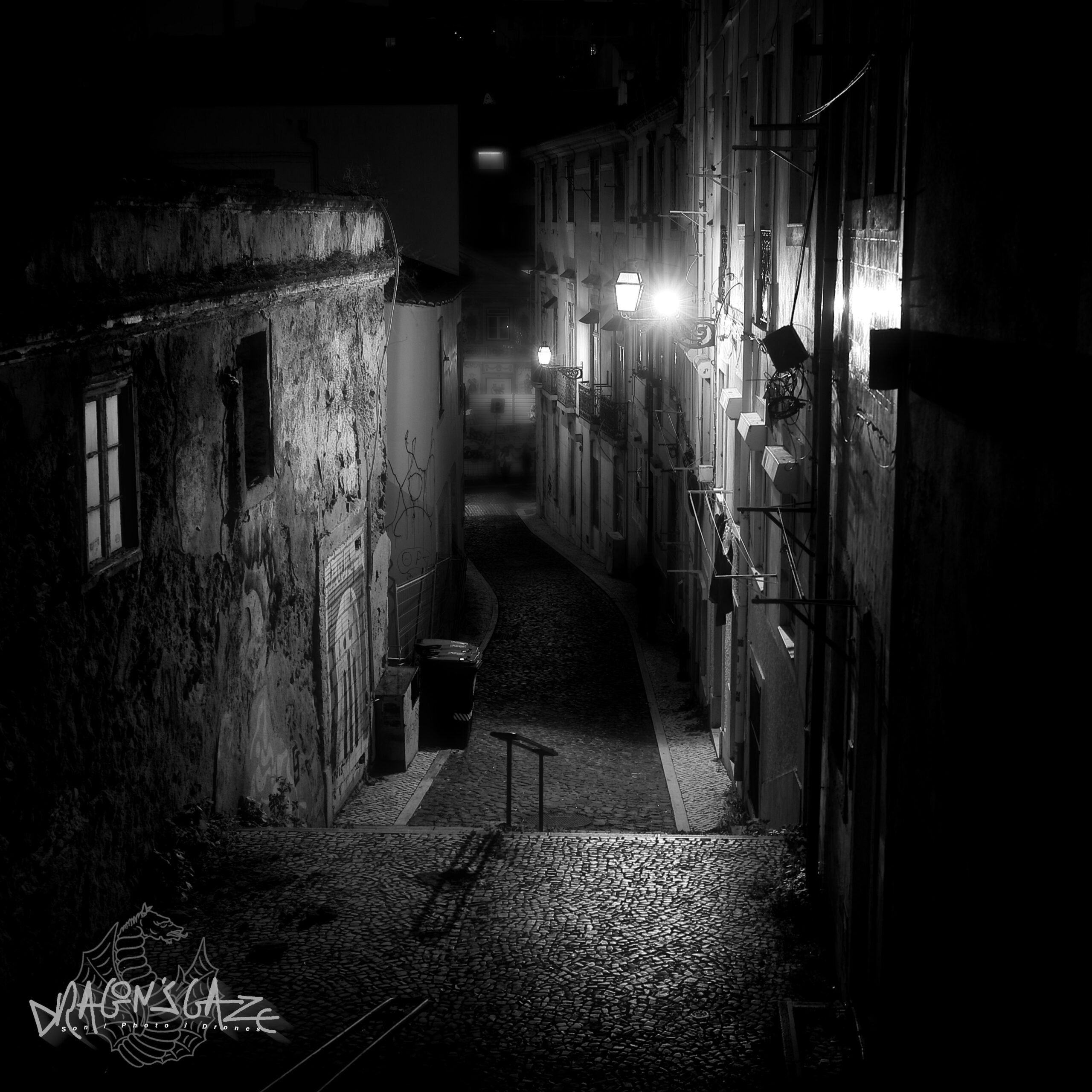 #lisboa , #lisbonne , #portugalstreets , #lisboastreets , #outdoorphotography , #blackandwhitephotography , #blackwhitephotography, #travelphotography , #streetphotography , #nightphotography , #photographienoiretblanc , #bnwphotography , #shadows , #wanderingshadows