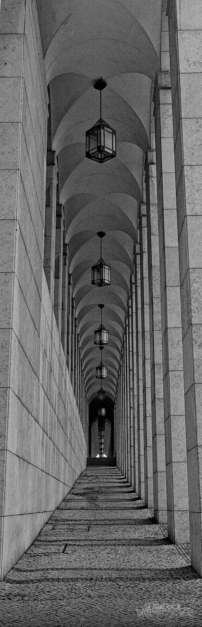 #lisboa , #lisbonne , #portugalstreets , #lisboastreets , #outdoorphotography , #blackandwhitephotography , #blackwhitephotography, #travelphotography , #streetphotography , #culturgest , #photographienoiretblanc , #bnwphotography , #lyonoperaballet