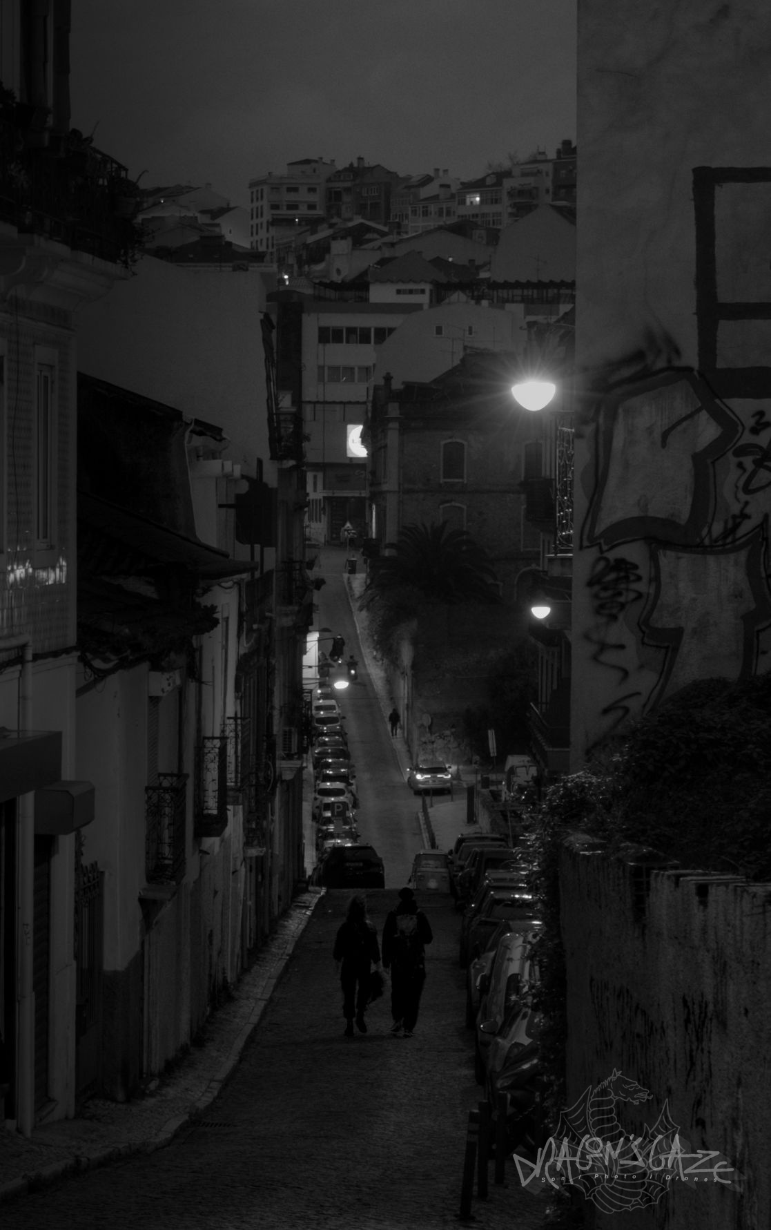 #lisboa , #lisbonne , #portugalstreets , #lisboastreets , #outdoorphotography , #blackandwhitephotography , #blackwhitephotography, #travelphotography , #streetphotography , #nightphotography , #photographienoiretblanc , #bnwphotography , #shadows , #huntingshadows , #nightisbeautiful